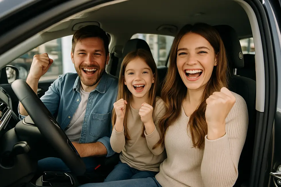 Een gelukkig jong gezin in hun nieuwe auto.