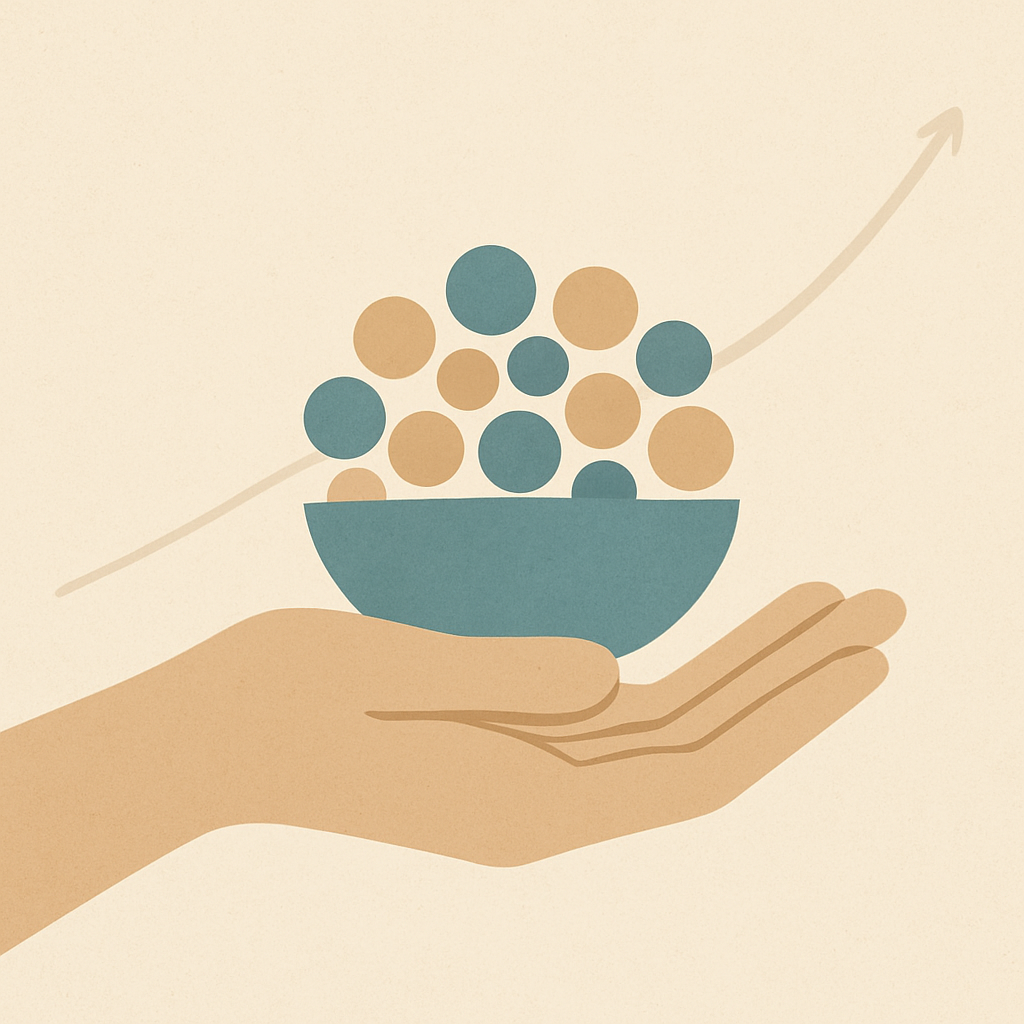 Een minimalistische illustratie van een hand die een mandje met kleine, ronde objecten vasthoudt, symboliserend diversificatie en beleggen in fondsen. Op de achtergrond is een subtiele opwaartse lijn zichtbaar, wat groei suggereert.